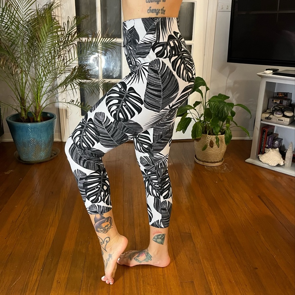 Extra soft white and black tropical print leggings size small